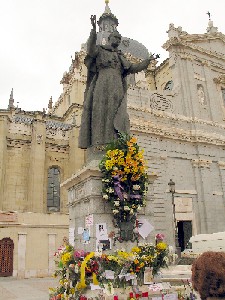 Estatua de Juan Pablo II en la Catedral de Madrid