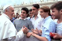 El Papa Francisco saludando a unos jóvenes